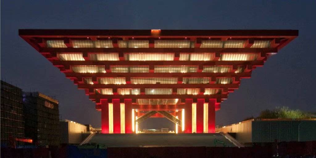 国家馆的"斗冠"造型整合了中国传统建筑文化要素外,地区馆的设计也极