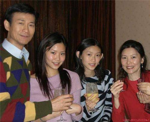 郑少秋的现任妻子官晶华,两人很恩爱,婚后生了两个女儿.