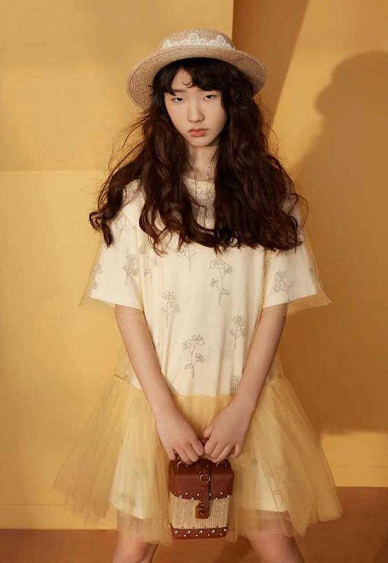 不过,去年大女儿许曦文单独登杂志时,却和众多国际模特一样,走了高冷