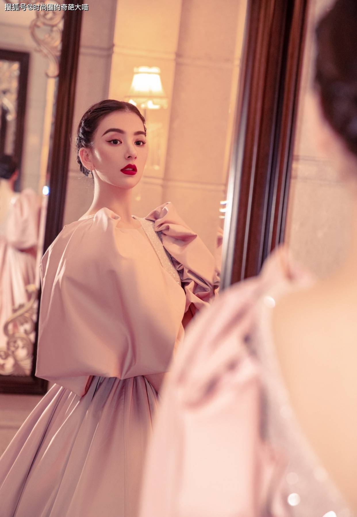 照学|方媛真是骨子里都透出富太气息，贵气妆容精致非凡，看了就想照学
