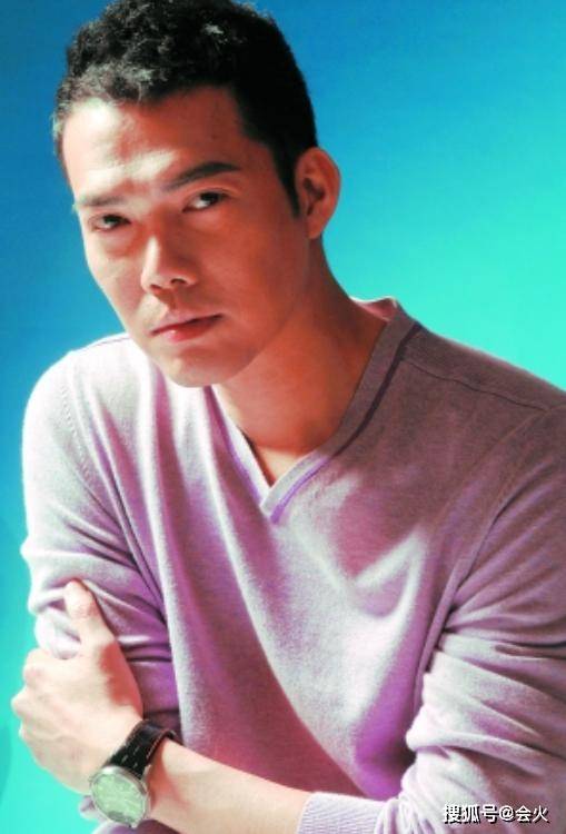 近照|原创53岁谢天华也老了!近照满脸皱纹发福胖一圈,昔日风采已不再