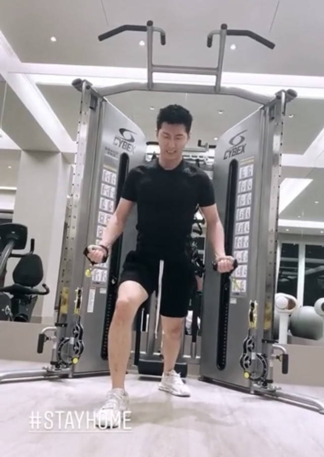 送别赌王后,窦骁十指紧扣陪超莲看医生
