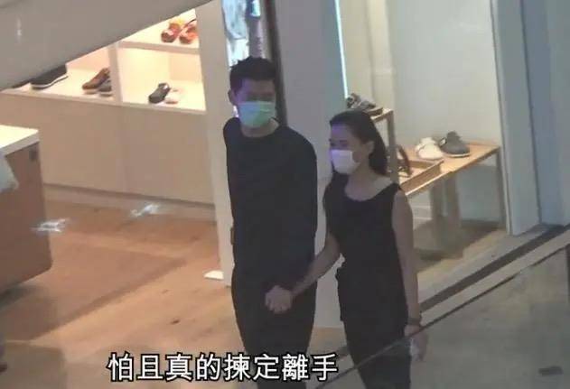 送别赌王后,窦骁十指紧扣陪超莲看医生
