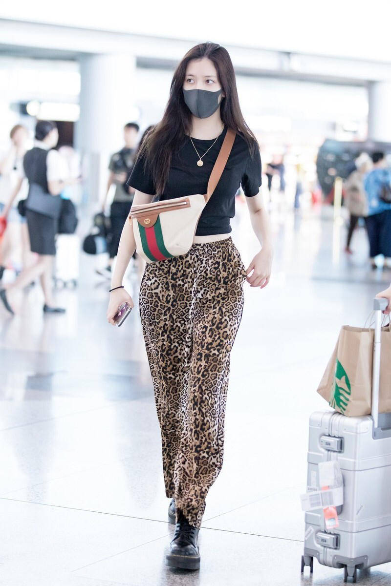 挎包|街拍：包包挎胸前呈现出了时髦范，更添酷炫！超模和女星都这样搭