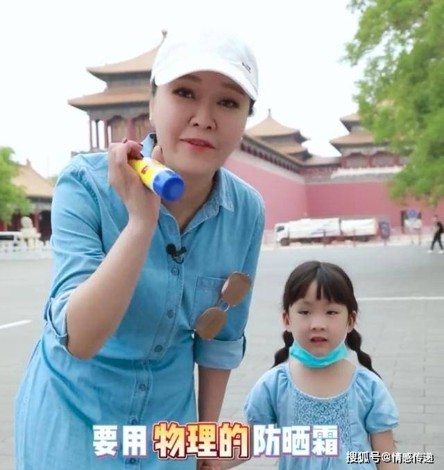 原创央视名嘴王小骞女儿罕曝光!皮肤白眉眼动人,身形优越被赞基因好