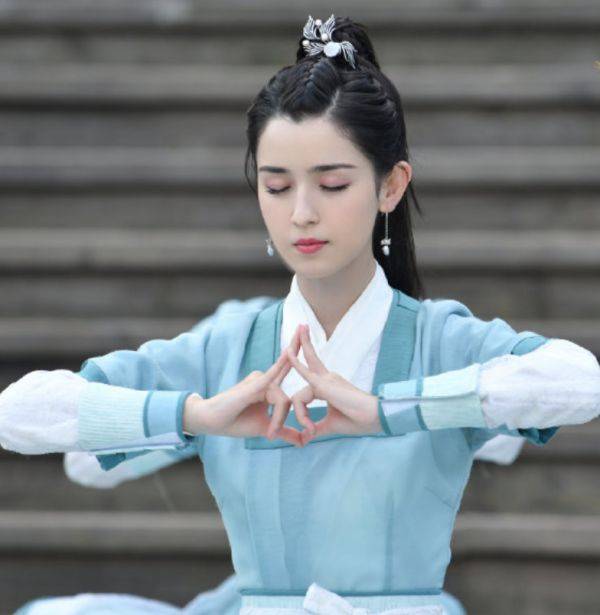 妮克|颜值力压热巴的“新疆美人”，新剧比女主还美，又一顶流预定了