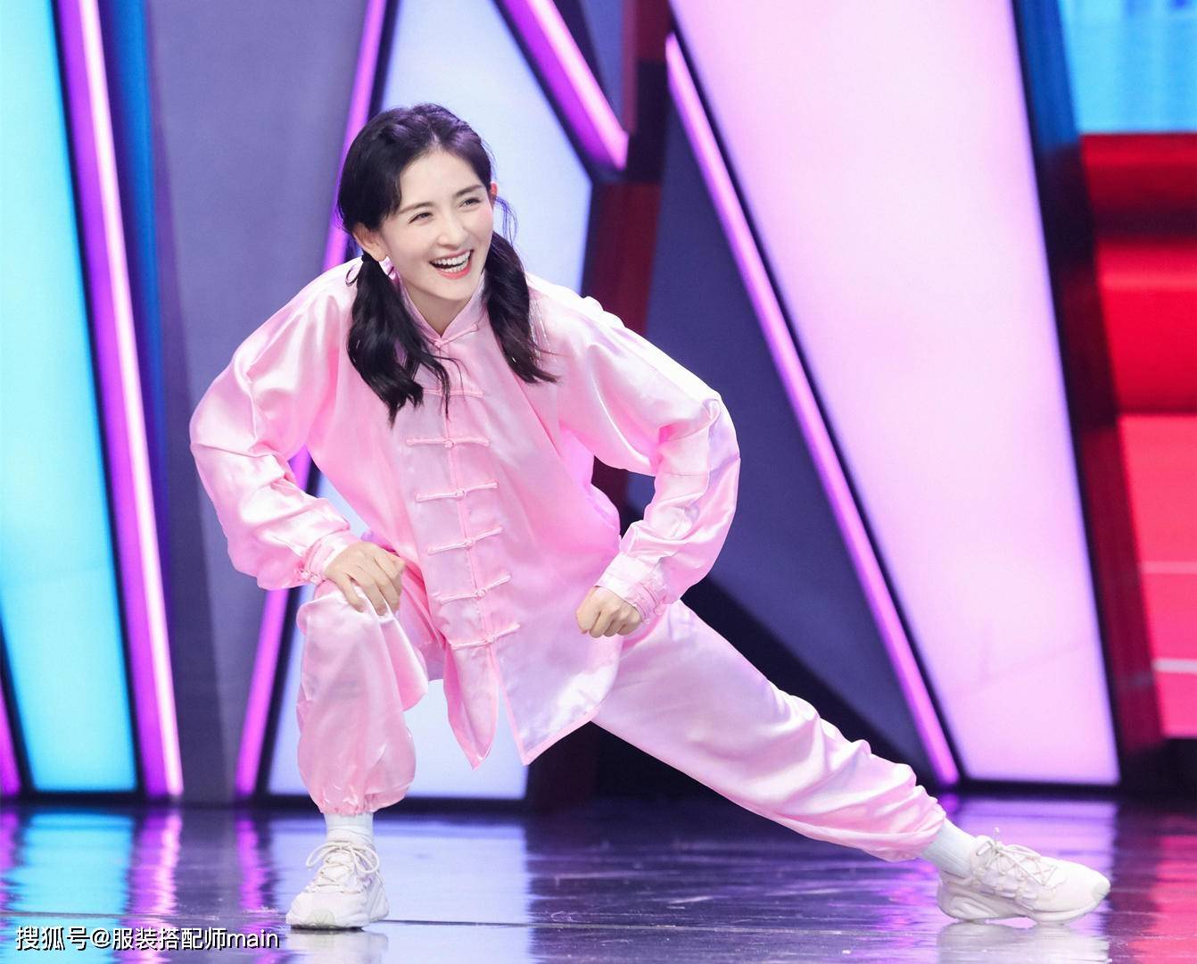 荧光|谢娜度假真会穿，荧光绿T恤配半身裙秀小蛮腰，戴满头发卡显俏皮