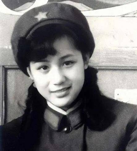 衣服|最美容妃李建群去世,设计的衣服高度还原历史,不愧第一古典美人