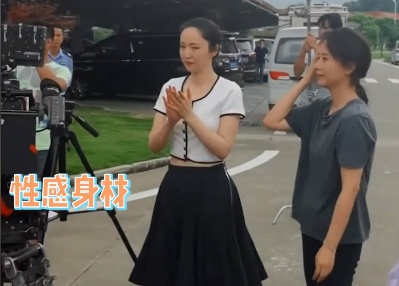 显得|海清长发邋遢没气质，肤色蜡黄干瘦，被董璇衬托的很老！