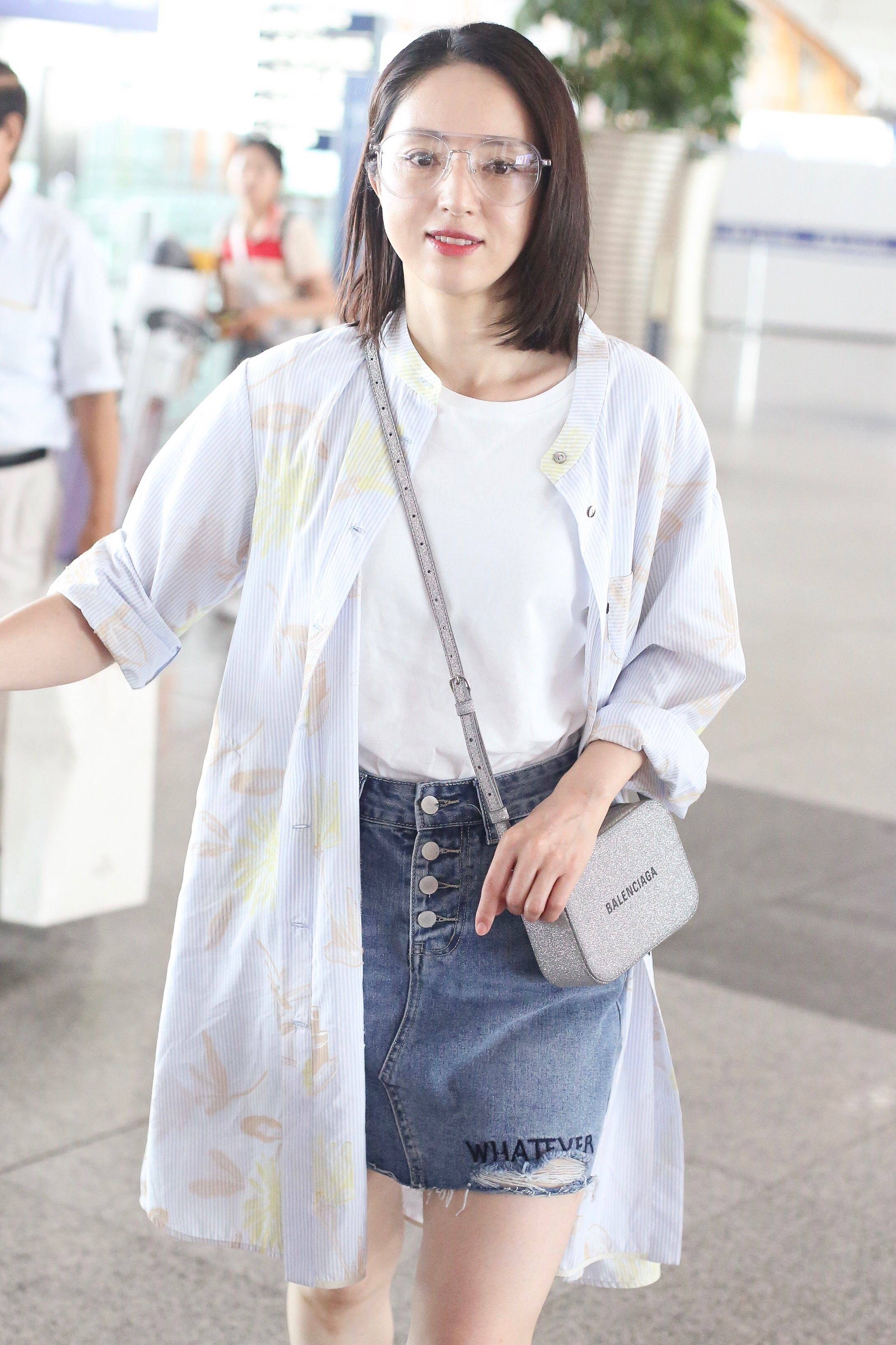 显得|海清长发邋遢没气质，肤色蜡黄干瘦，被董璇衬托的很老！