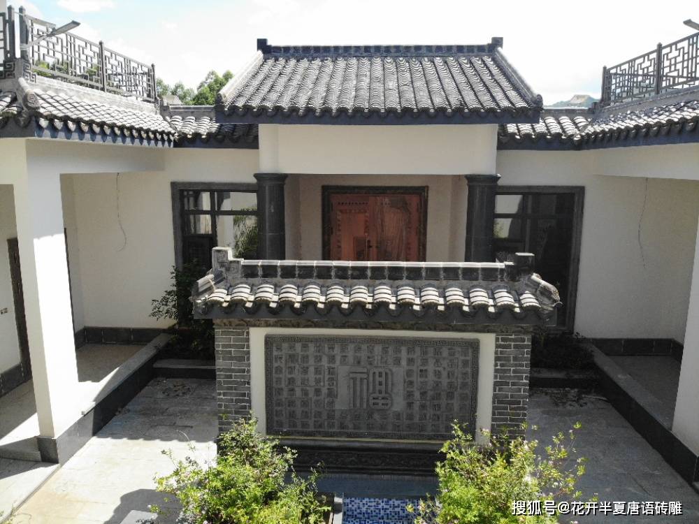 影壁墙的另一侧是白福图