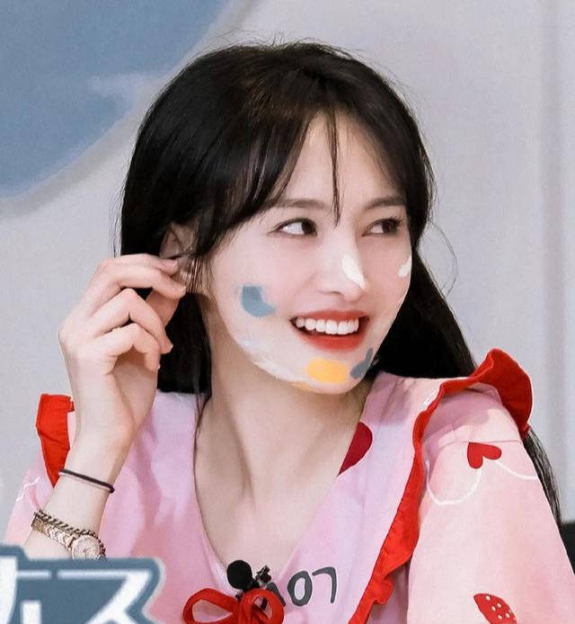 包袱|原创偶像包袱太重的郑爽，上综艺划水玩游戏作弊，水都要“假喝”？