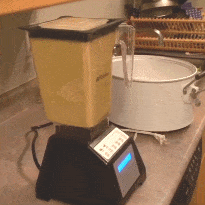 搞笑gif动图:也不知道鸡吃不吃冰淇淋