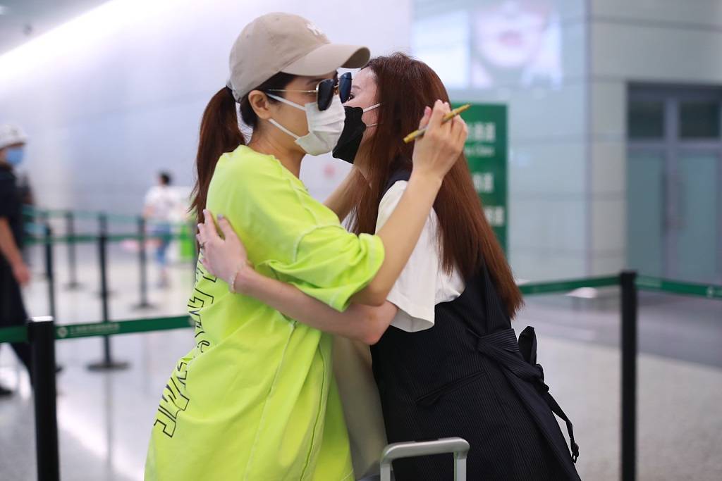 谍战姐妹花机场遇! 张萌曾黎见面拥抱笔芯很养眼