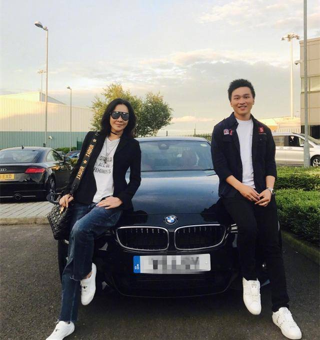 刘嘉玲和侄子同框似母子,侄子颜值超高