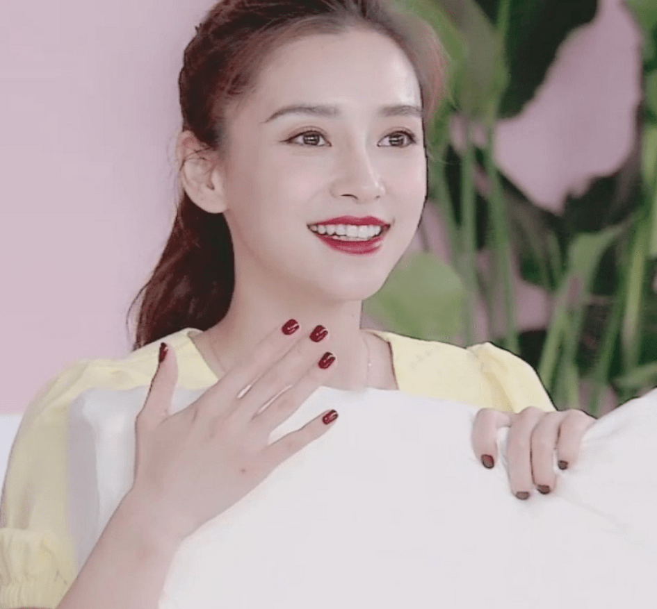 低头|杨颖给微商带货几乎全程低头玩手机,被吐槽状态不够亢奋缺乏尊重