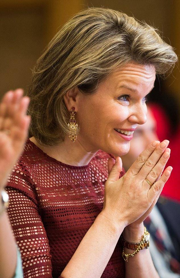 着装|比利时王后爱大红大绿，着装大气华丽，却爱戴借来的珠宝？