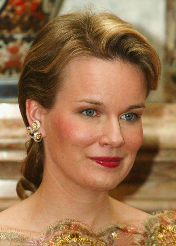 着装|比利时王后爱大红大绿，着装大气华丽，却爱戴借来的珠宝？