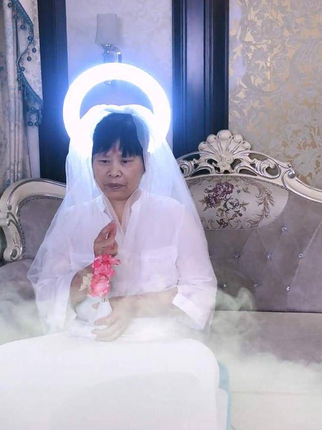 一家五口COS西游记师徒,妈妈大肚子“道具”最值钱,网友:快到女儿国了吧 一家五口COS西游记师徒,妈妈大肚子“道具”最值钱,网友:快到女儿国了吧