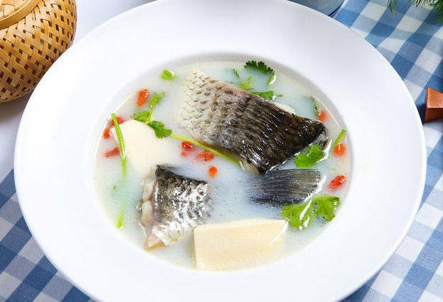 传统名菜奶汤锅子鱼,汤汁浓白似鲜奶,做起来简单又好吃_手机搜狐网