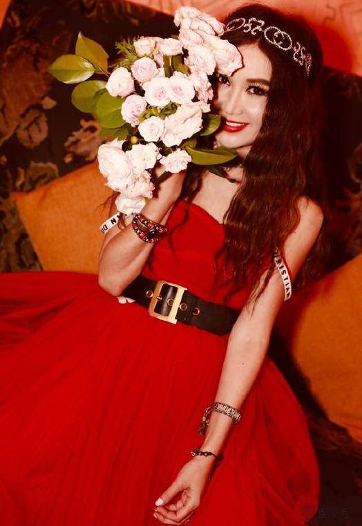 比基尼|53岁温碧霞穿比基尼，富豪老公被嘲黑又老，港风女神为显年轻太拼