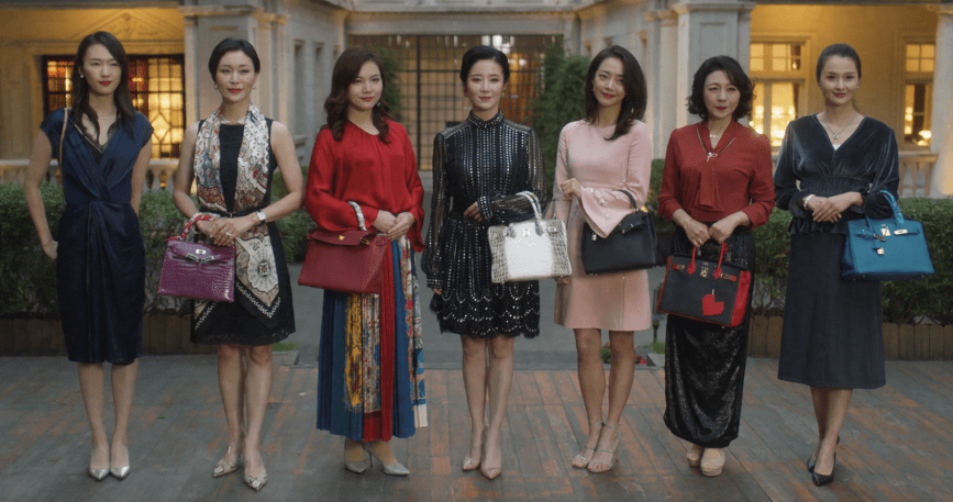 《三十而已》中几位上海阔太太们的聚会照,引发网友热议.