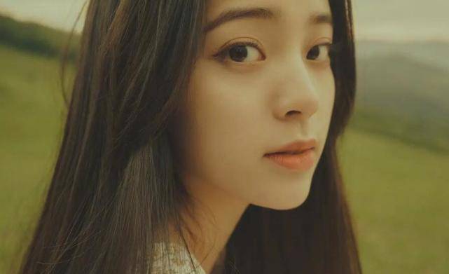 鼻尖|欧阳娜娜晒美照侧颜精致，山根鼻尖与以前差距大被质疑微调了鼻子