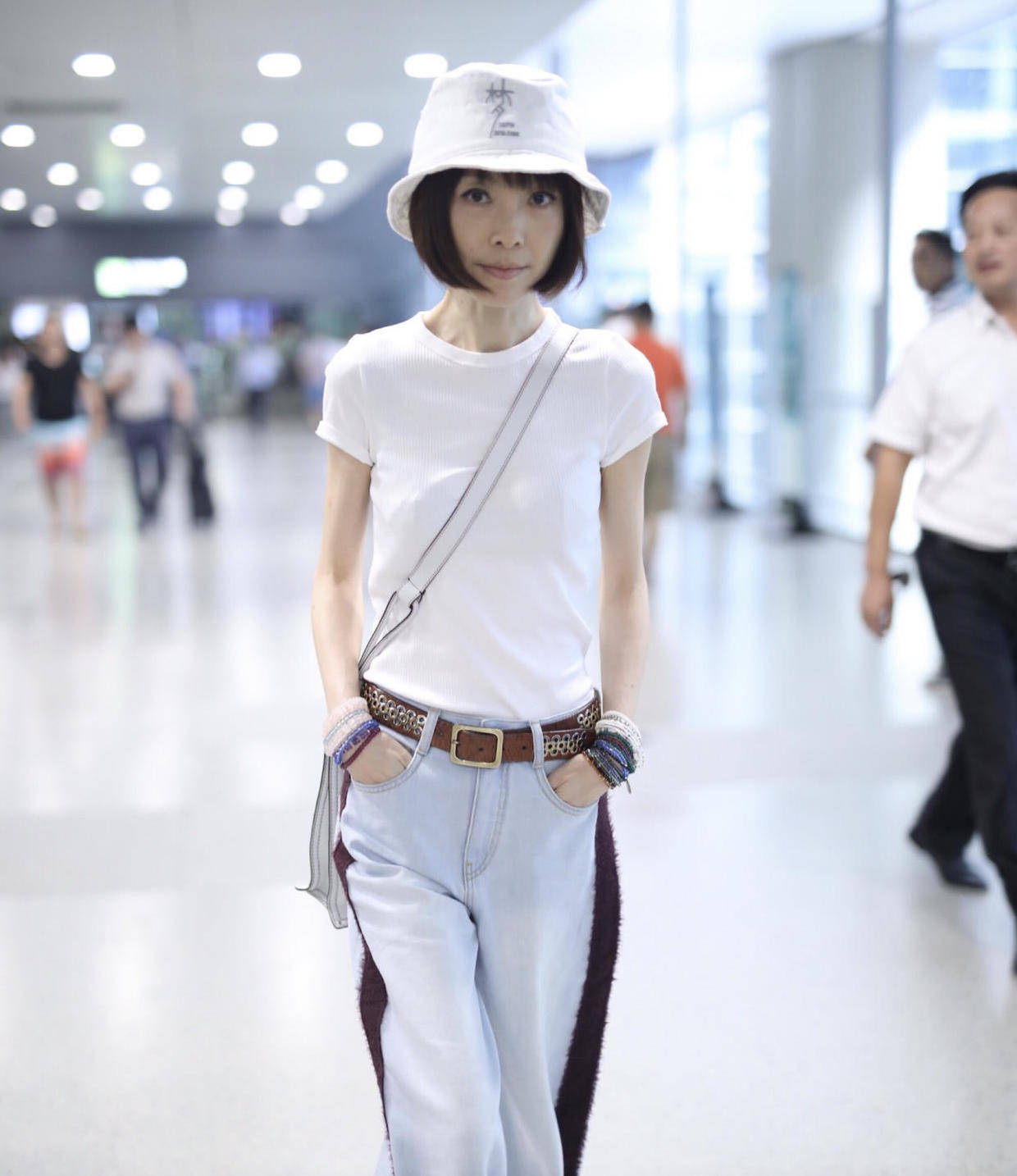 鲁豫终于把衣服穿"对"了!黑色长款外套搭配牛仔裤,酷感十足