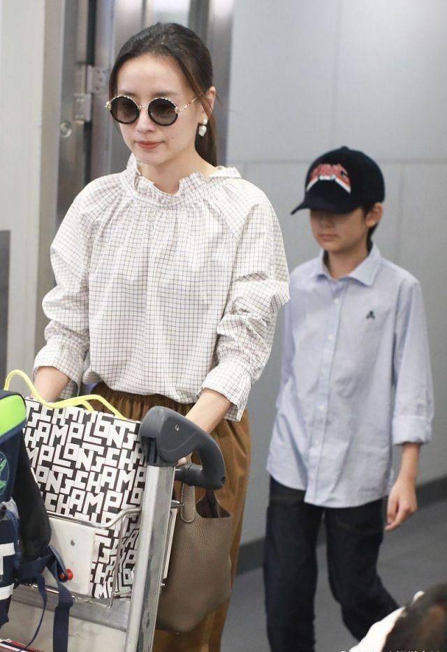 气质|董洁认真打扮起来还是好看，法令纹虽然掩盖不住，但气质赢回来了