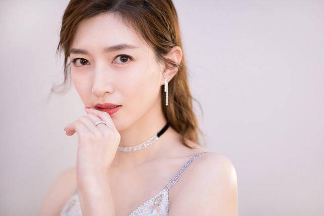 江疏影|自称“捧不红”的江疏影，像极了《三十而已》的王漫妮