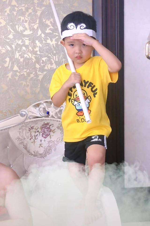 一家五口COS西游记师徒,妈妈大肚子“道具”最值钱,网友:快到女儿国了吧 一家五口COS西游记师徒,妈妈大肚子“道具”最值钱,网友:快到女儿国了吧