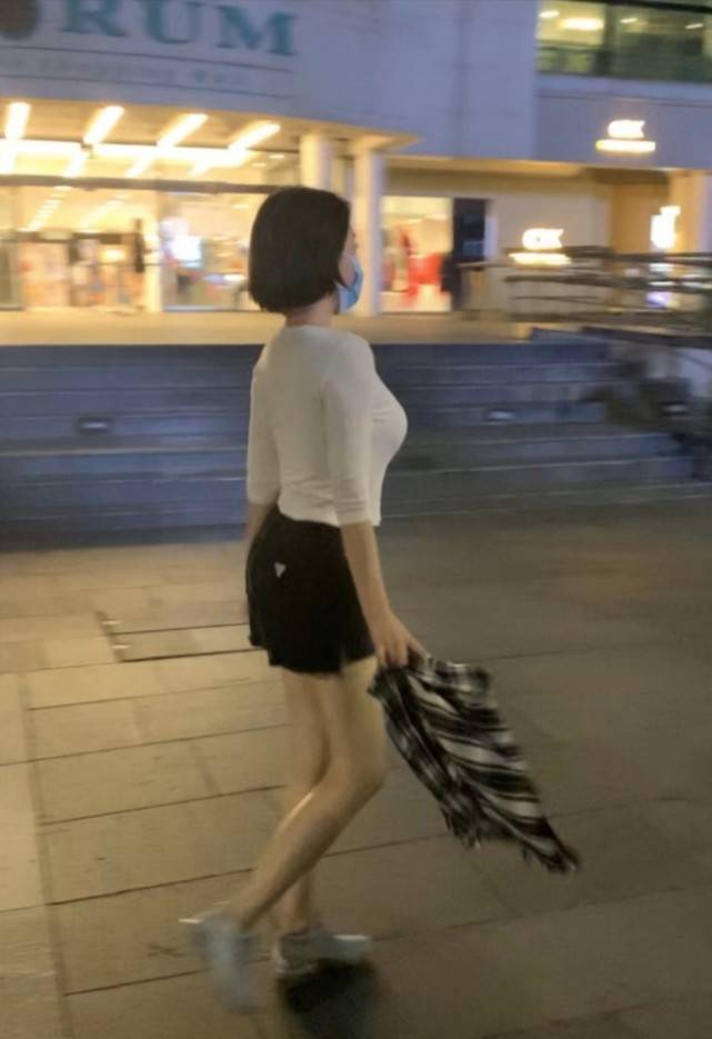 曲线|路人街头偶遇许晴,完美诠释S型曲线美人,51岁的状态让人羡慕