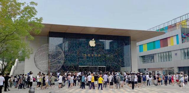 库克说:"作为12年前苹果在中国开的首家零售门店,apple三里屯对苹果