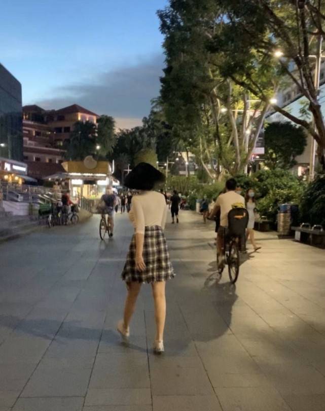 曲线|路人街头偶遇许晴,完美诠释S型曲线美人,51岁的状态让人羡慕