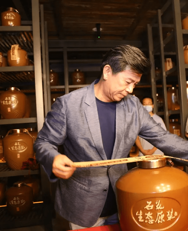 湖北籍著名演员江柏萱一行莅临石花酒业参观考察