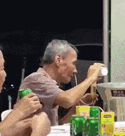 搞笑gif:女朋友送我的大蛋糕,我真的好感动_手机搜狐网