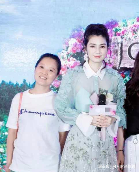 雕花|洪欣衣品突飞猛进!穿薄荷绿衬衫配雕花裙,露上身内搭洋气又高级