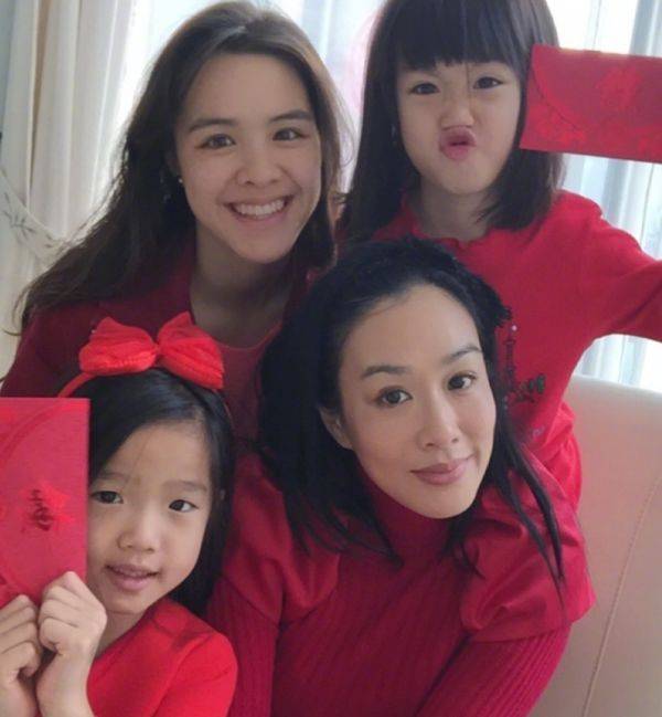 张伦|钟丽缇啥情况？全身穿一件T恤露面，这么大胆张伦硕没法管？