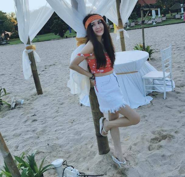 比基尼|53岁温碧霞穿比基尼，富豪老公被嘲黑又老，港风女神为显年轻太拼