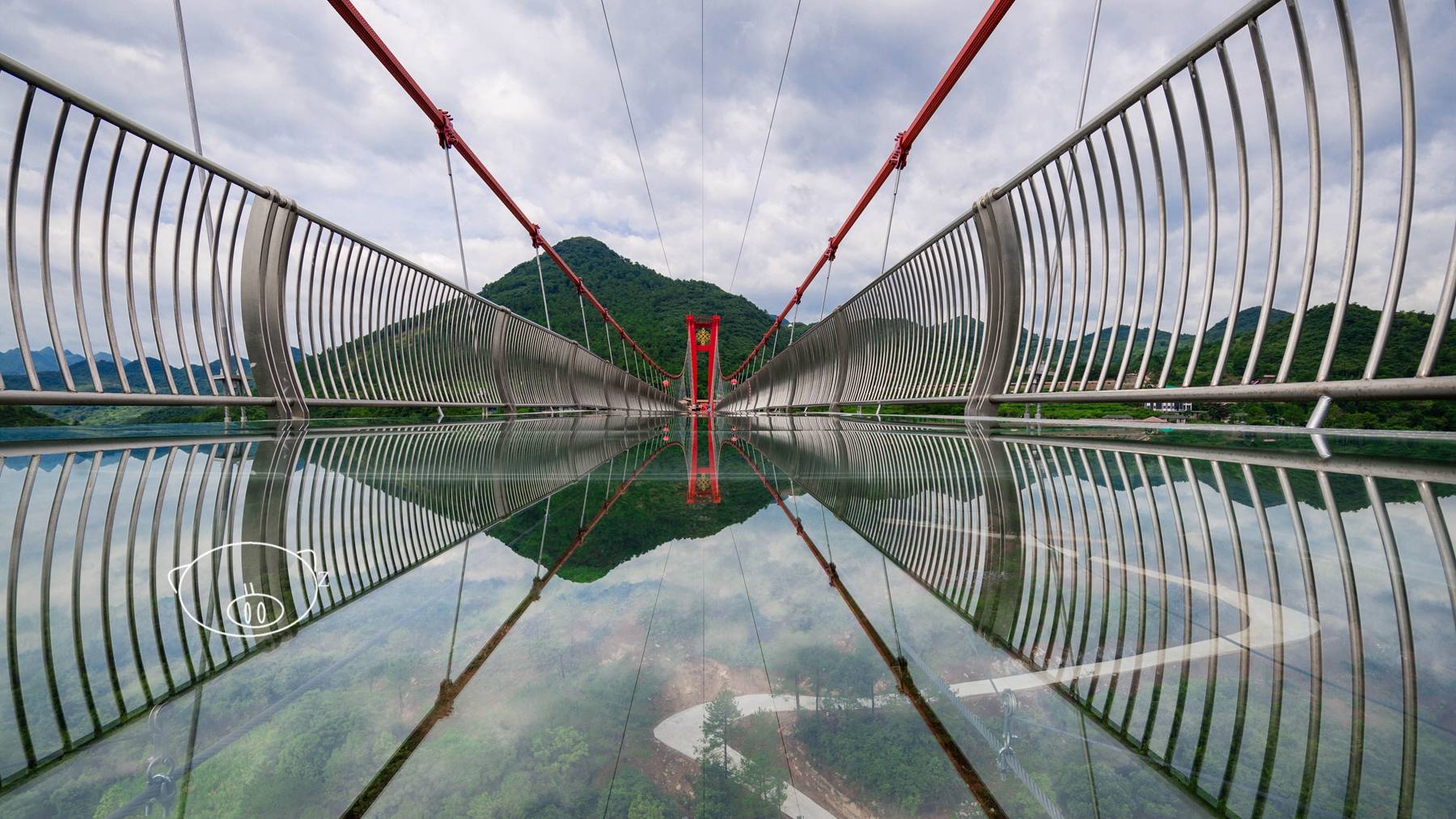 [转载]走在世界上最高最长的玻璃桥，看下去就是深渊，你会腿软吗_楚芸工作室_新浪博客