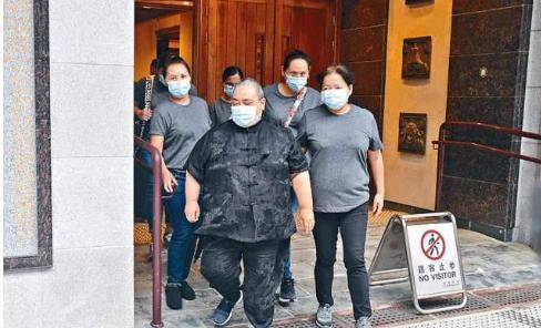 3岁失去双亲被赌王遗弃独自流浪异国的嫡孙何家文今怎样了