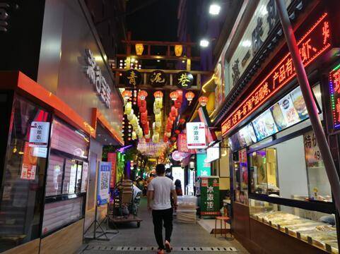 逛青泥巷,感受大连逐渐浓起来的