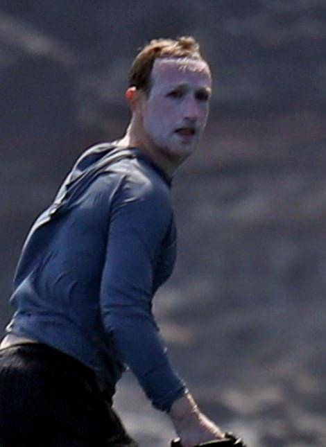 扎克伯格|扎克伯格踩8万冲浪板度假,为防晒涂成唱戏大白脸,还梳滑稽小辫