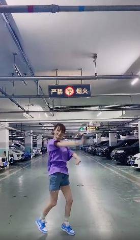 白天|李小璐单身生活太精彩：白天工作晚上跳舞，偶尔打扮性感酒吧狂嗨