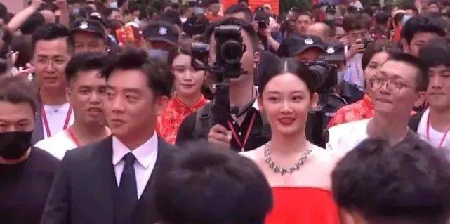 郑恺苗|郑恺苗苗婚后合体现身,老婆穿抹胸裙配珠宝像贵妇,挺孕肚也惊艳