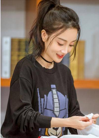 白天|李小璐单身生活太精彩：白天工作晚上跳舞，偶尔打扮性感酒吧狂嗨