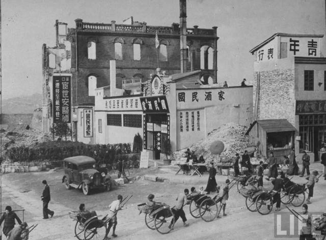 上世纪40年代 重庆在城市的废墟中继续营业的国民酒家 图片来源于网络