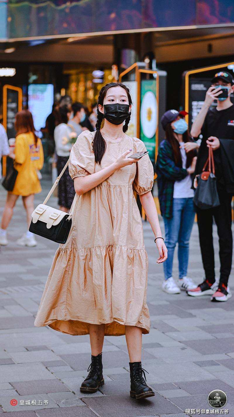 一生|街拍：优雅的气质会伴随人的一生，更能为你增添时尚的潮流气息