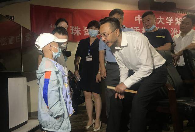 汪涵|汪涵悄悄资助患病儿童，为文艺电影解囊，这些年他默默做了很多事