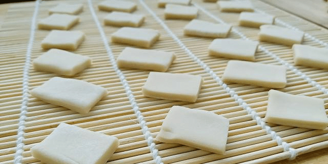 做寿司的工具是怎么用的 a7d029e84ba4475ba86f262d35d11086.png